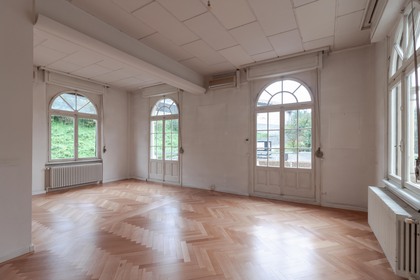 Lugano-Loreto ufficio di 5 locali con terrazzo e posti auto 